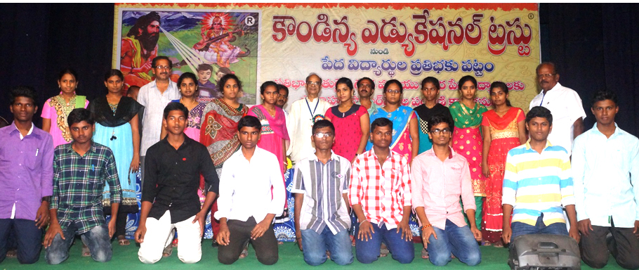 EV Narayana with the Students